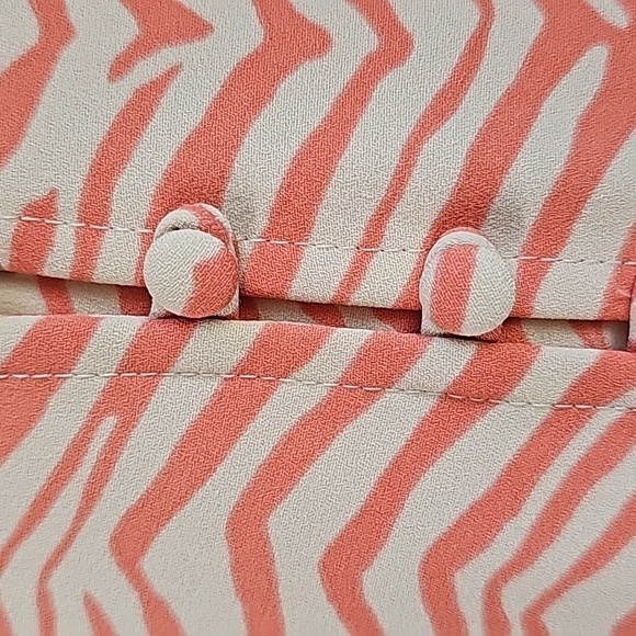 ALFANI Women's 2X blouse. Peachy coral‎ color animal print. Cuff sleeves. Button - Picture 3 of 9